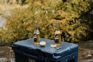 banquet cart kecil dengan 2 botol bir diatasnya